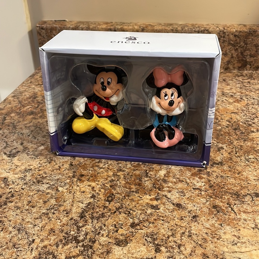 🔴SOLD🔴 Disney Mickey and Minnie Salt and Pepper Shakers set - Picture 4 of 5